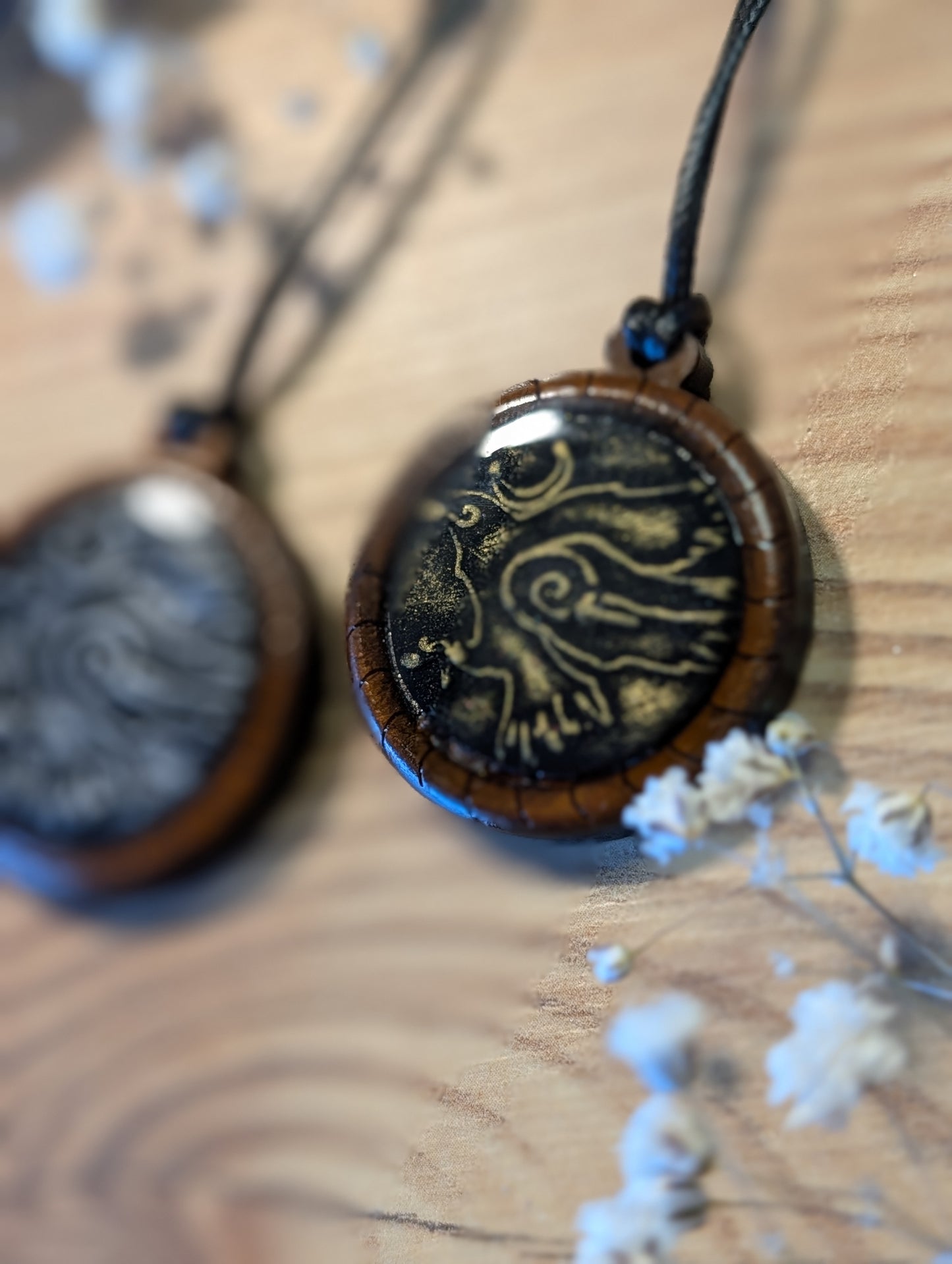 Asa – Kettenanhänger aus Polymer Clay mit Rabenmotiv in Gold oder Silber, Produktfoto 1