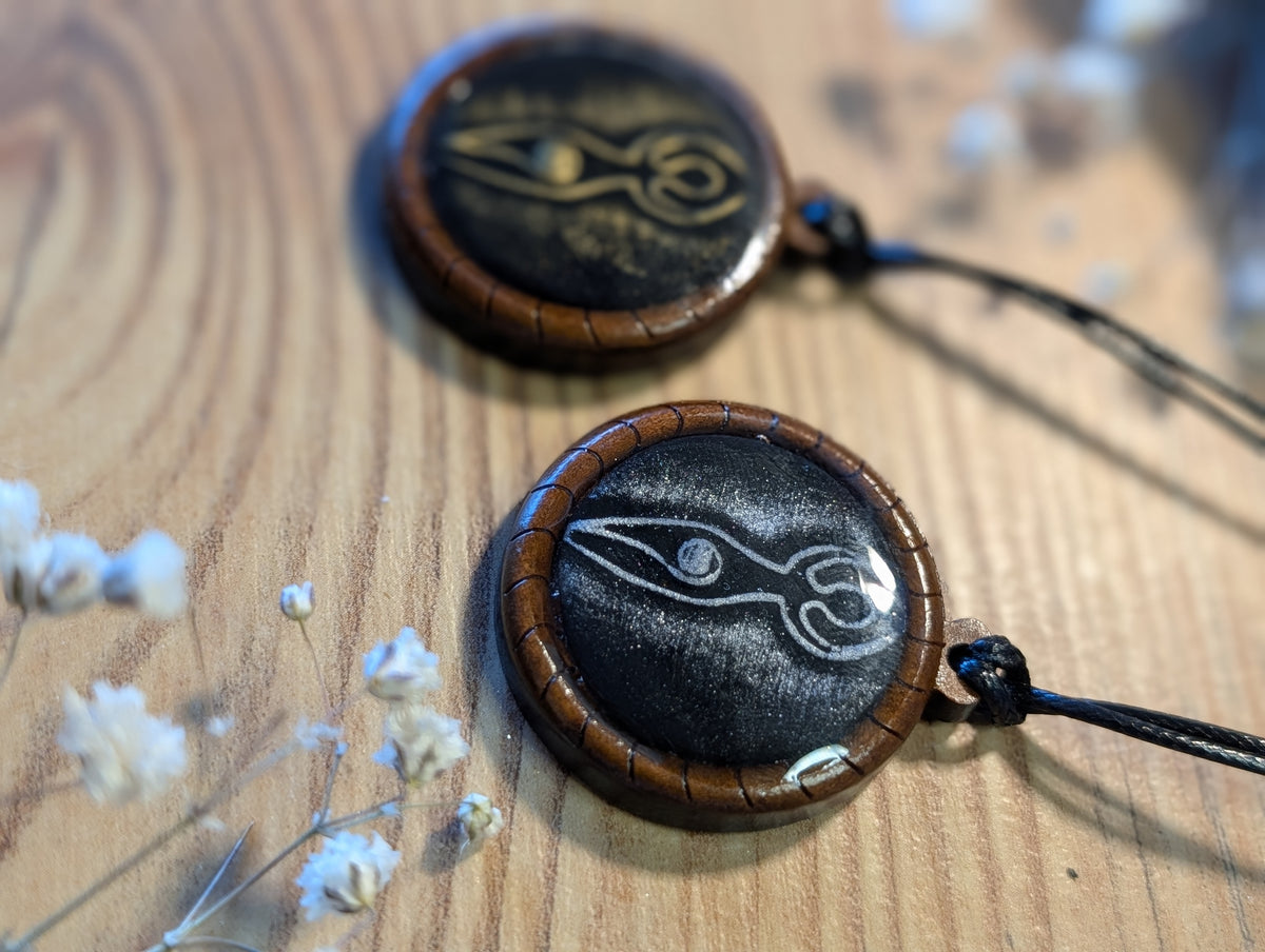 Ardis – Kettenanhänger aus Polymer Clay mit Runenmotiv in Silber oder Gold, Produktfoto 1
