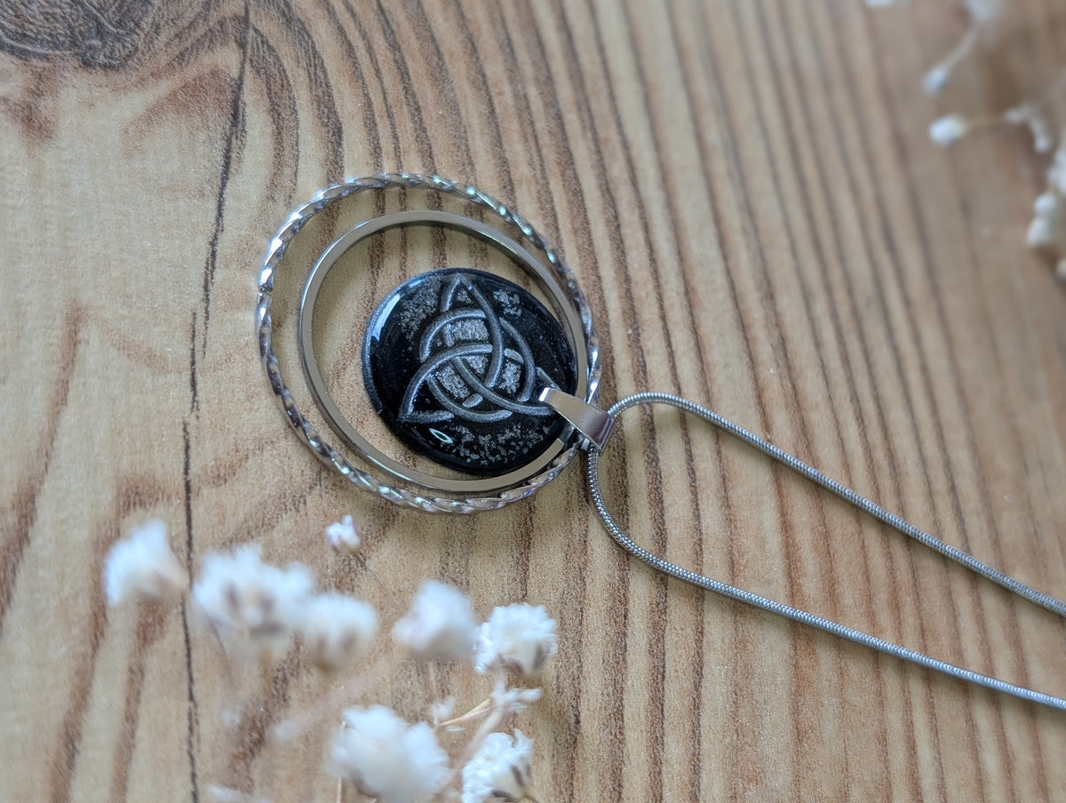 Helga Kette – Kettenanhänger aus Polymer Clay mit Triquetta-Motiv in Weiß oder Schwarz, Produktfoto 4