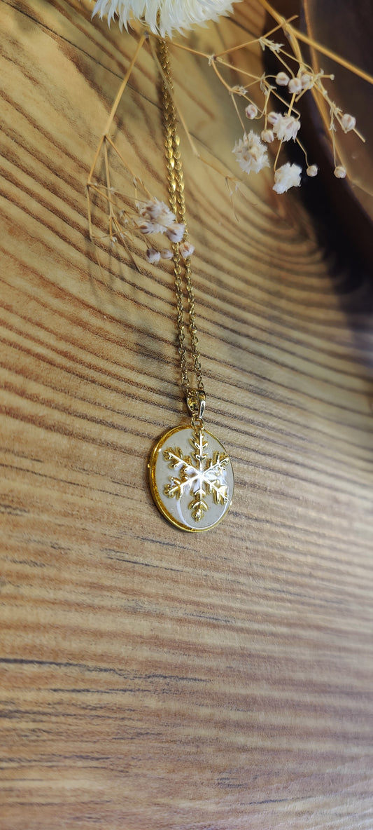 Winsley – Kettenanhänger aus Polymer Clay mit Schneeflockenmotiv in Weiß und Gold, Produktfoto 1