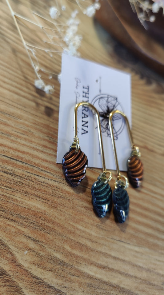 Willow – Ohrringe aus Polymer Clay mit Weihnachtsbaummotiv in Gold, Produktfoto 2