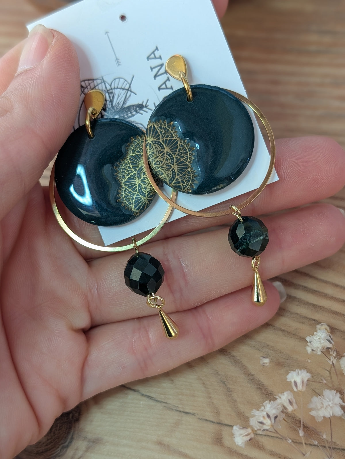 Magda – Ring aus Polymer Clay mit Mandala-Motiv in Dunkelgrün und Gold, Produktfoto 3