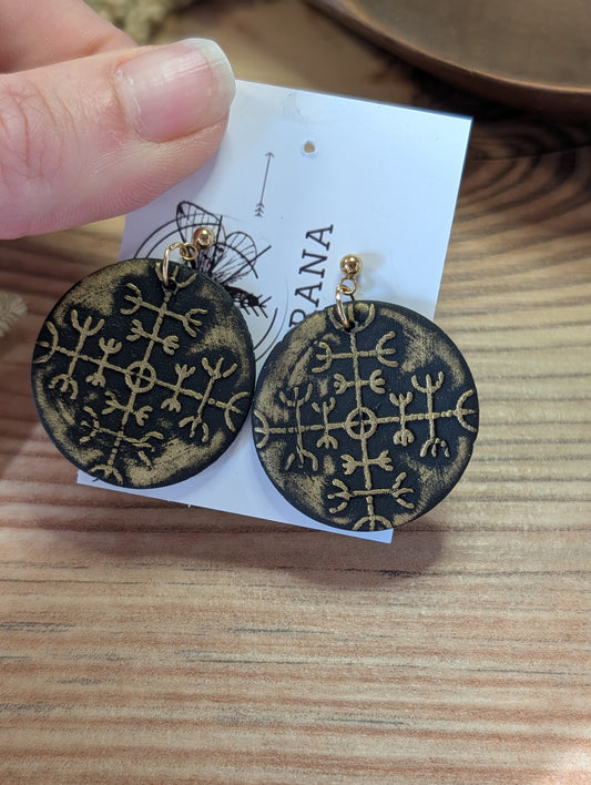 Myla – Ohrringe aus Polymer Clay mit Ornamentmuster in Schwarz oder Weiß, Produktfoto 2