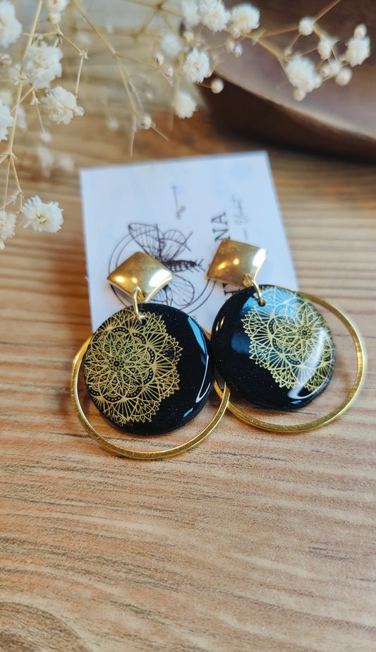 Maureen – Ohrringe aus Gießharz mit Mandala-Motiv in Schwarz, Produktfoto 2