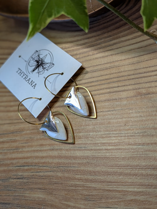 Huda – Creolen aus Polymer Clay mit geometrischem Design in Rosa und Gold, Produktfoto 2