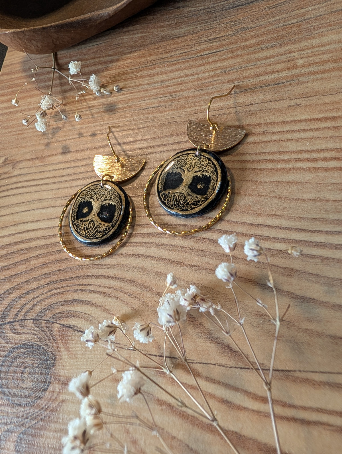 Embla – Ring aus Polymer Clay mit Lebensbaummotiv in Schwarz und Gold, Produktfoto 1