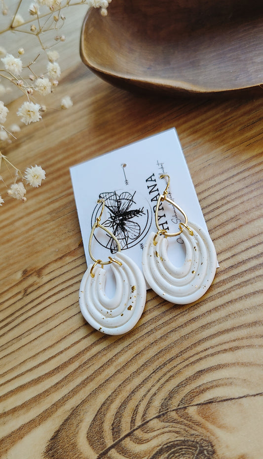 Neela – Ohrringe aus Polymer Clay mit Ringdesign in Schwarz oder Weiß, Produktfoto 2