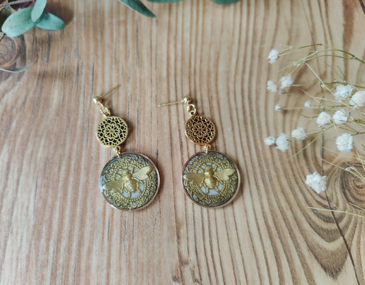 Bienenschatz – Ohrringe aus Polymer Clay mit Bienenmotiv in Grün und Bronze, Produktfoto 2