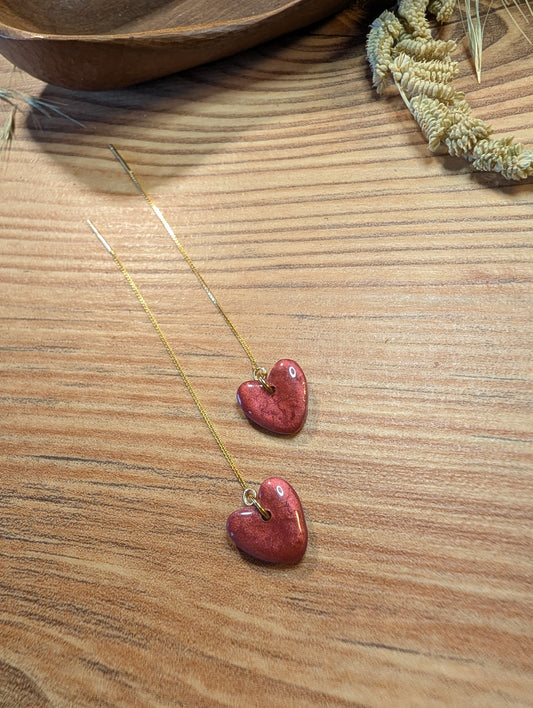 Holly – Ohrringe aus Polymer Clay mit Herzmotiv in Rot oder Schwarz, Produktfoto 2