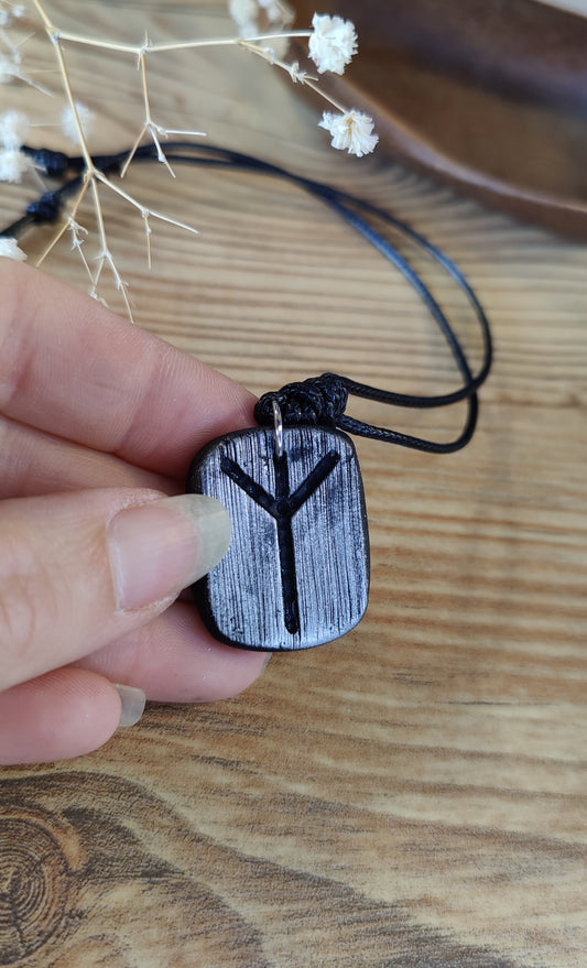 Runen Kette – Kette aus Polymer Clay mit Runenmotiv in Schwarz und Silber, Produktfoto 2