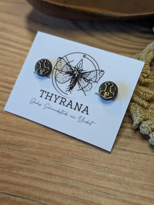 Sven – Ohrringe aus Polymer Clay mit nordischem Symbol, in verschiedenen Farben, Produktfoto 2