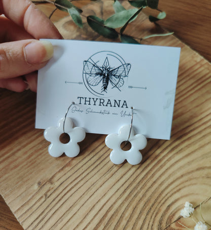 Brittany – Creolen aus Polymer Clay mit Blütenmotiv in Weiß und Braun, Produktfoto 1