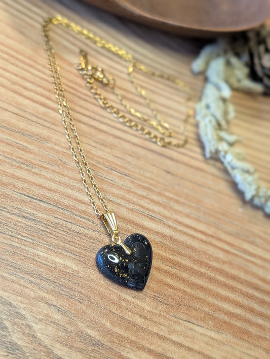 Holly Kette – Kette aus Polymer Clay mit Herzmotiv in Silber Schwarz oder Gold Schwarz, Produktfoto 2