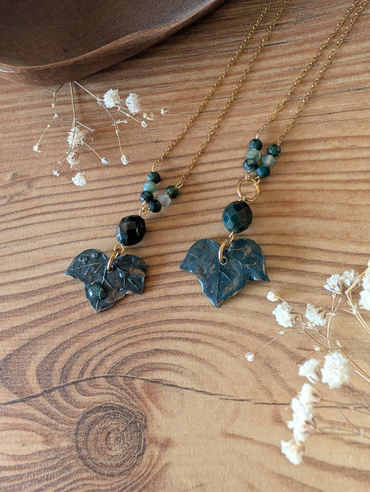 Efeu Kette – Kettenanhänger aus Polymer Clay mit Efeumotiv in Dunkelgrün und Gold, Produktfoto 1