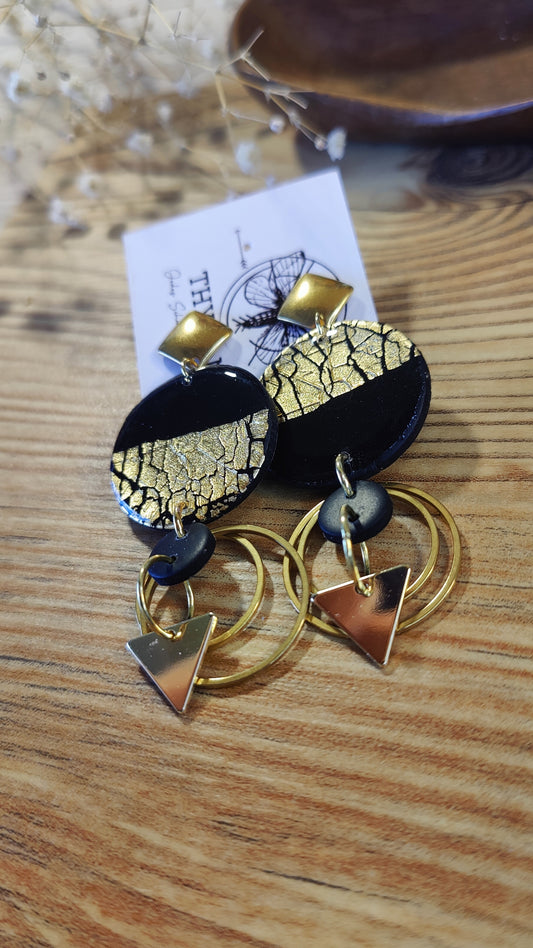 Ingrid – Ohrringe aus Polymer Clay mit geometrischem Design in Schwarz und Gold, Produktfoto 2