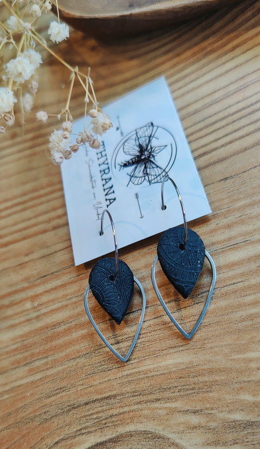 Marta – Creolen aus Polymer Clay mit Federmotiv in Schwarz oder Weiß, Produktfoto 2