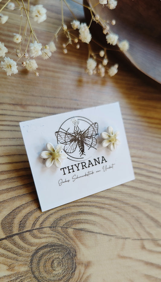 Blyssa – Ohrringe aus Polymer Clay mit Sonnenblumenmotiv in Weiß, Produktfoto 2