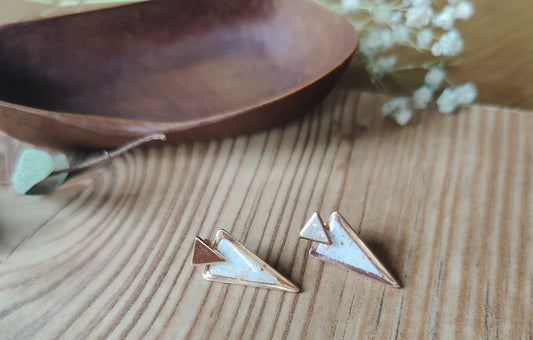 Davin – Ohrringe aus Polymer Clay mit geometrischem Design in Schwarz oder Weiß, Produktfoto 2