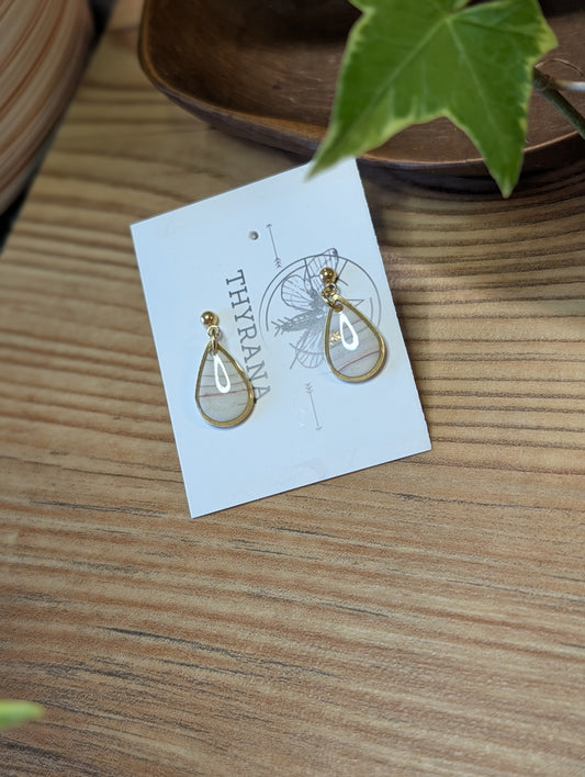 Emmi – Ohrringe aus Polymer Clay mit Ringdesign in Weiß und Gold, Produktfoto 2