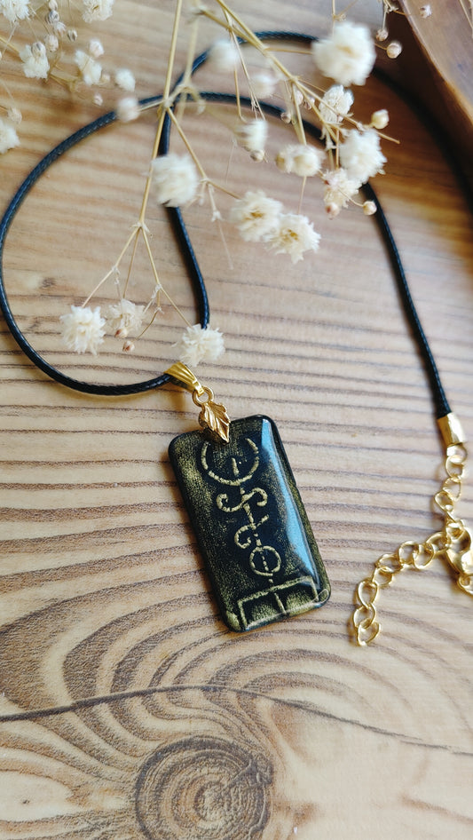 Freya Kette – Kette aus Polymer Clay mit Runenmotiv in Schwarz oder Weiß, Produktfoto 2