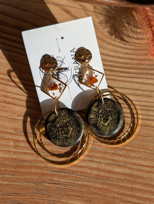 Asta – Ohrringe aus Polymer Clay mit Botanikmotiv in Weiß oder Schwarz, Produktfoto 2