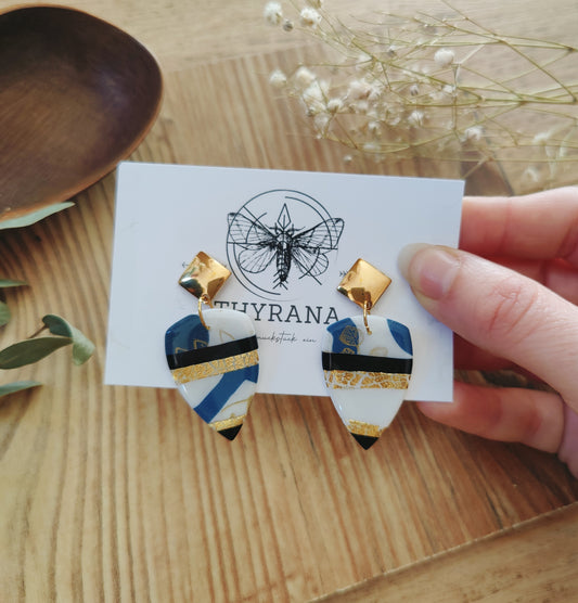Noretta – Ohrringe aus Polymer Clay mit geometrischem Design in Blau und Gold, Produktfoto 2