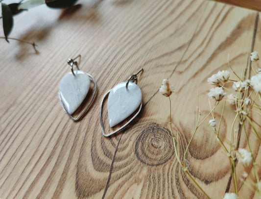 Nive – Ohrringe aus Polymer Clay mit Ringdesign in Weiß, Produktfoto 2