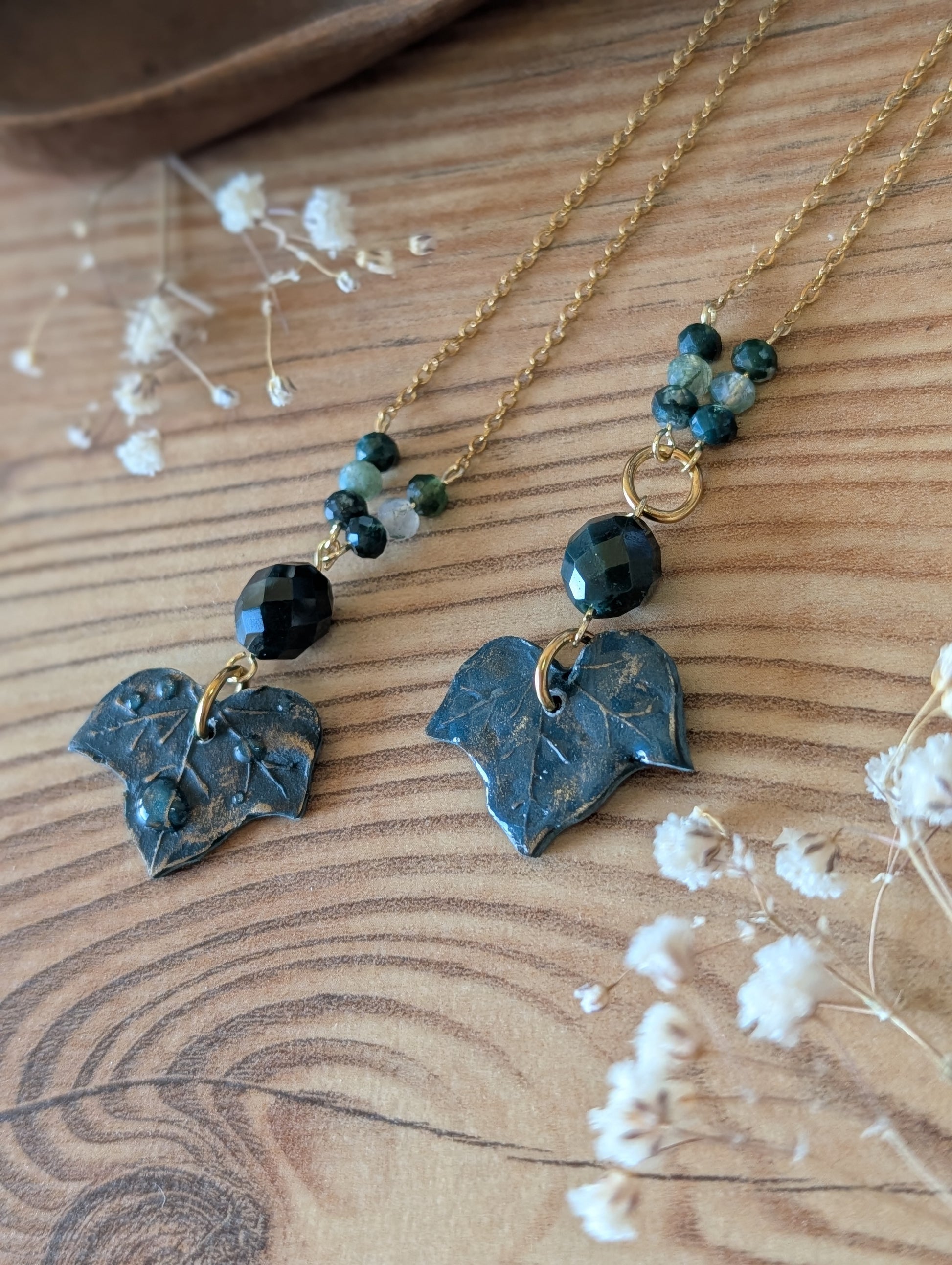 Efeu Kette – Kettenanhänger aus Polymer Clay mit Efeumotiv in Dunkelgrün und Gold, Produktfoto 2