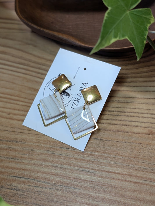 Em – Ohrringe aus Polymer Clay mit geometrischem Design in Weiß und Gold, Produktfoto 2