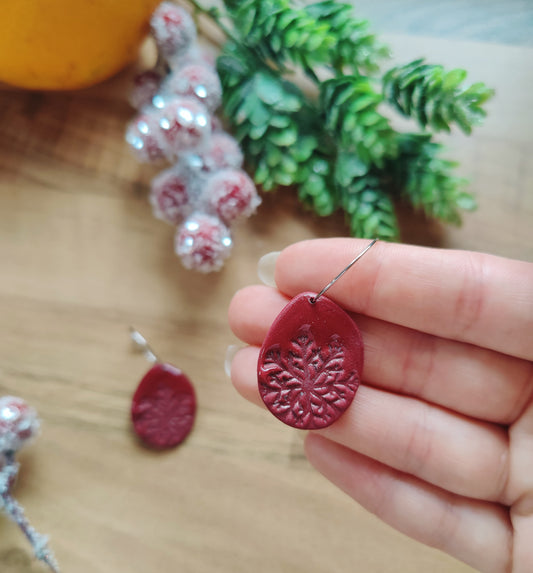 Winifred – Ohrringe aus Polymer Clay mit Schneeflockenmotiv in Gold oder Silber, Produktfoto 2