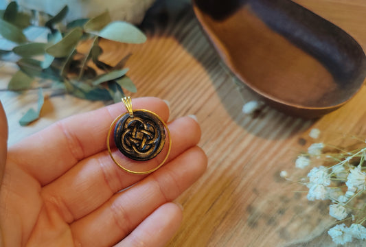 Agnete – Kettenanhänger aus Polymer Clay mit Lebensbaummotiv in Gold oder Silber, Produktfoto 2