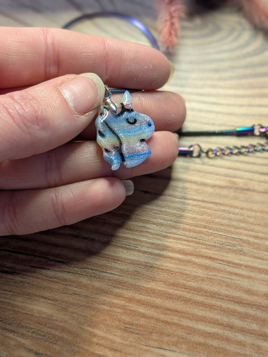 Rebo Einhorn Kette – Kette aus Polymer Clay mit Einhornmotiv in Blau und Weiß, Produktfoto 2