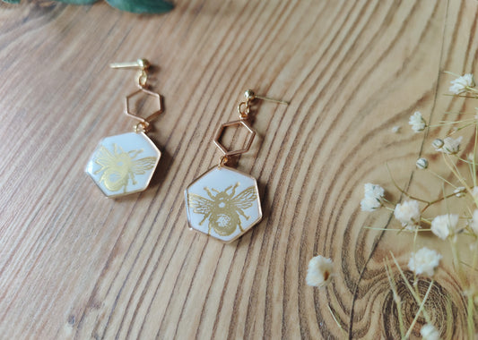 Bienentraum – Ohrringe aus Polymer Clay mit Bienenmotiv in Weiß und Gold, Produktfoto 2