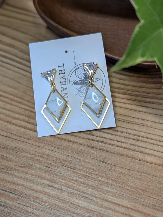 Hildaor – Ohrringe aus Polymer Clay mit minimalistischem Design in Weiß und Gold, Produktfoto 2