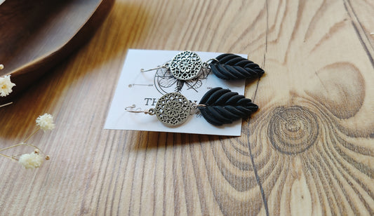 Nyla – Ohrringe aus Polymer Clay mit Blattdesign in Schwarz und Bronze, Produktfoto 2