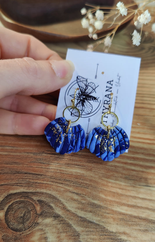 Nara – Ohrringe aus Polymer Clay mit Blütenmotiv in Blau, Produktfoto 2
