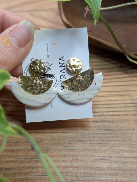 Haya – Ohrringe aus Polymer Clay mit Federmotiv in Weiß, Produktfoto 2