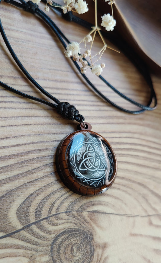 Aster – Kettenanhänger aus Polymer Clay mit Triskelenmotiv, in verschiedenen Farben, Produktfoto 2