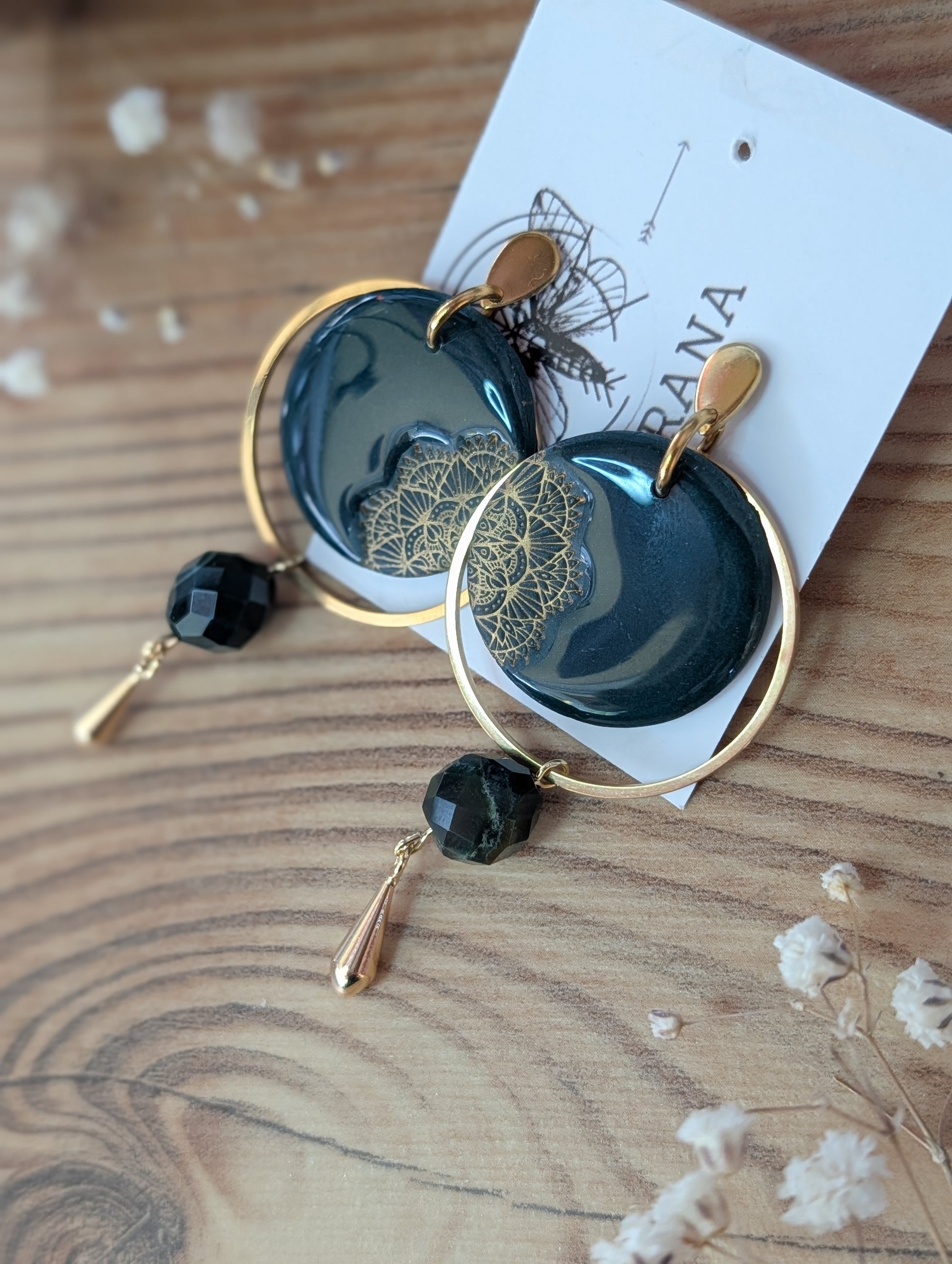 Magda – Ring aus Polymer Clay mit Mandala-Motiv in Dunkelgrün und Gold, Produktfoto 2