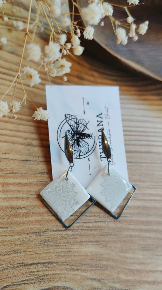 Malina – Ohrringe aus Polymer Clay mit geometrischem Design in Weiß oder Schwarz, Produktfoto 2