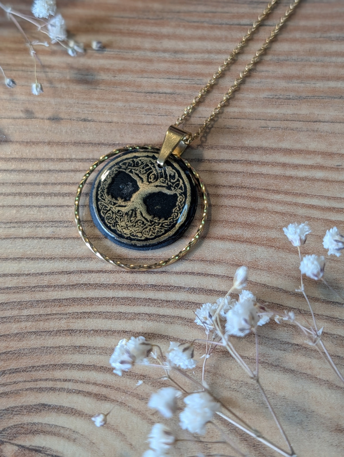 Embla – Ring aus Polymer Clay mit Lebensbaummotiv in Schwarz und Gold, Produktfoto 2