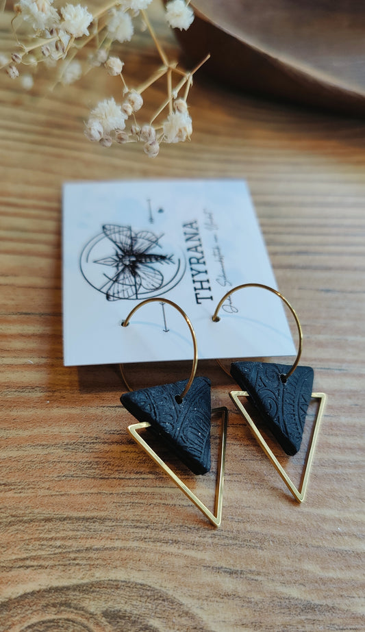 Martina – Creolen aus Polymer Clay mit geometrischem Design in Schwarz oder Weiß, Produktfoto 2