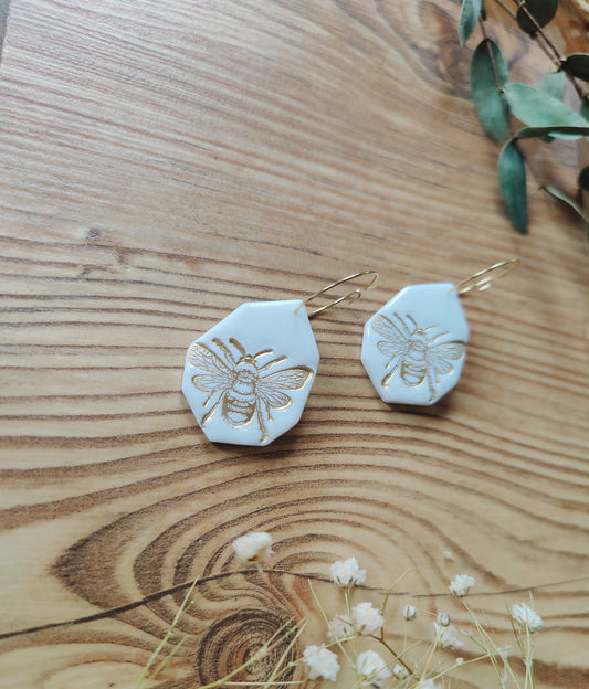 Bienenleicht – Creolen aus Polymer Clay mit Bienenmotiv in Weiß und Gold, Produktfoto 2