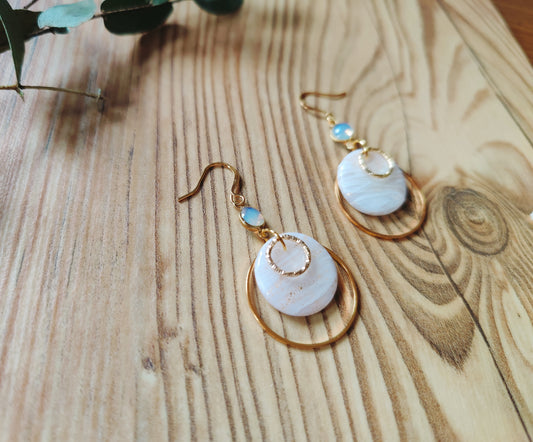 Nysara – Ohrringe aus Polymer Clay mit Ringdesign in Weiß, Produktfoto 2
