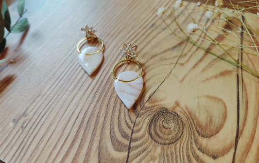 Naelis – Ohrringe aus Polymer Clay mit minimalistischem Design in Weiß und Gold, Produktfoto 2