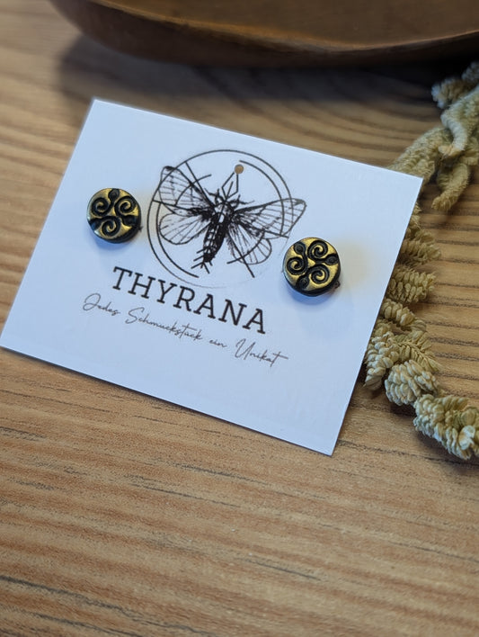 Nils – Ohrringe aus Polymer Clay mit Triskelenmotiv, in verschiedenen Farben, Produktfoto 2