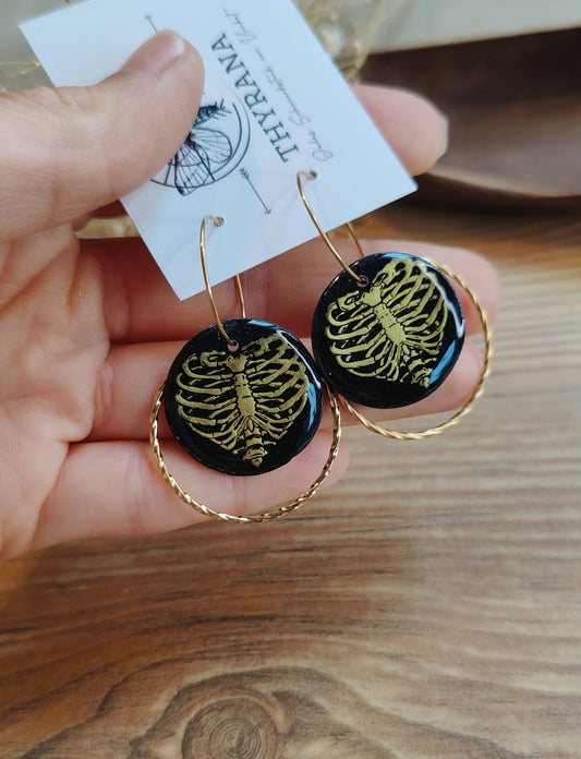 Raven – Creolen aus Polymer Clay mit Rabenmotiv in Schwarz, Produktfoto 2