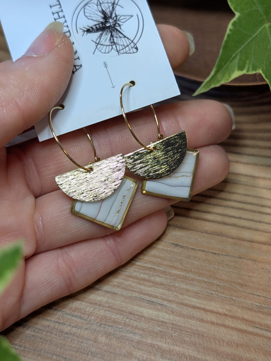 Emma – Creolen aus Polymer Clay mit geometrischem Design in Weiß und Gold, Produktfoto 2