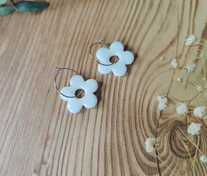 Brittany – Creolen aus Polymer Clay mit Blütenmotiv in Weiß und Braun, Produktfoto 2