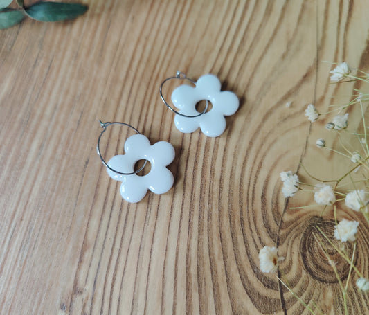 Brittany – Creolen aus Polymer Clay mit Blütenmotiv in Weiß und Braun, Produktfoto 2